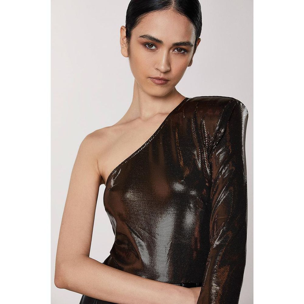 Indulge in the elegance of the Patrizia Pepe Brown Acetate Blouse, a luxurious blend of 94% acetate and 6% elastane, perfect for the discerning individual seeking timeless sophistication.
