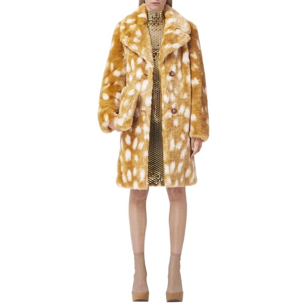 Discover the Burberry Beige Lambskin Coat, a masterpiece of Italian craftsmanship in 100% lambskin, embodying timeless elegance and luxurious allure for the discerning individual.