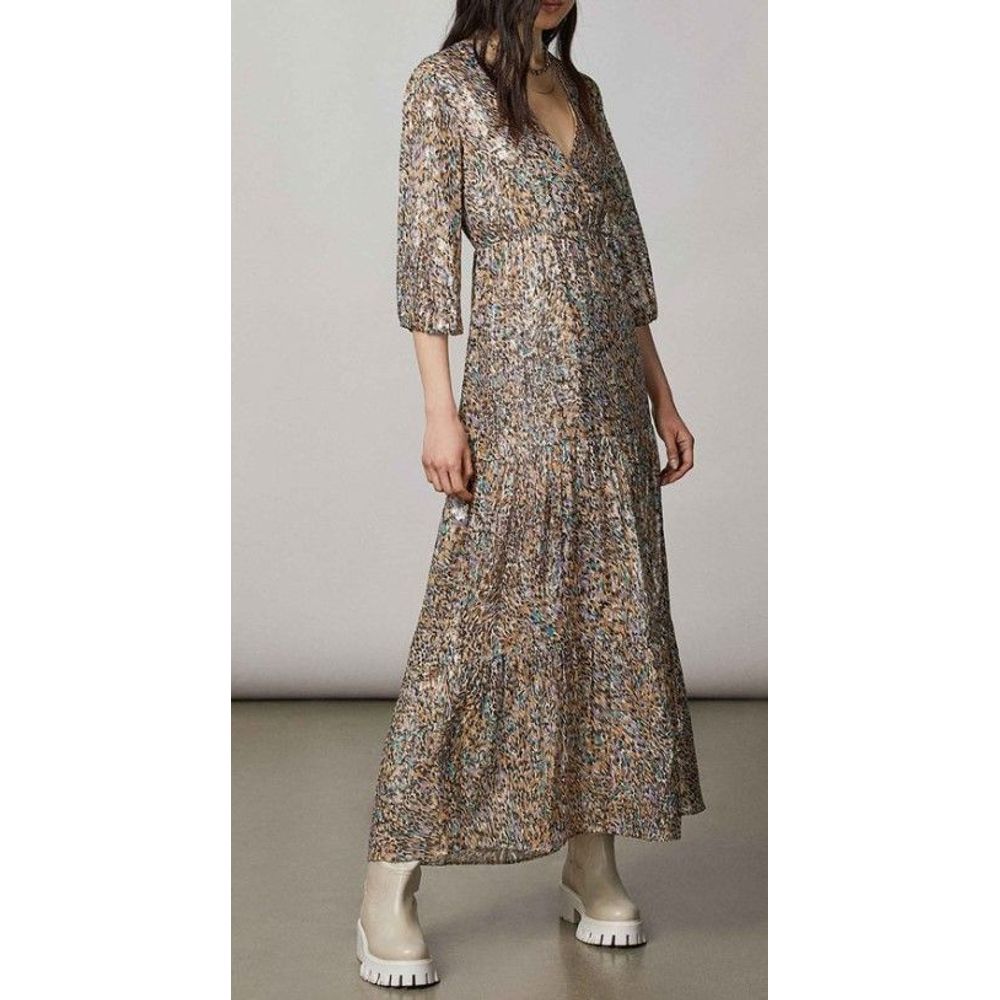 Discover the Patrizia Pepe Gold Silk Casual Dress, a blend of artisanal elegance and luxurious silk, perfect for those who embrace their unique style with sophistication.