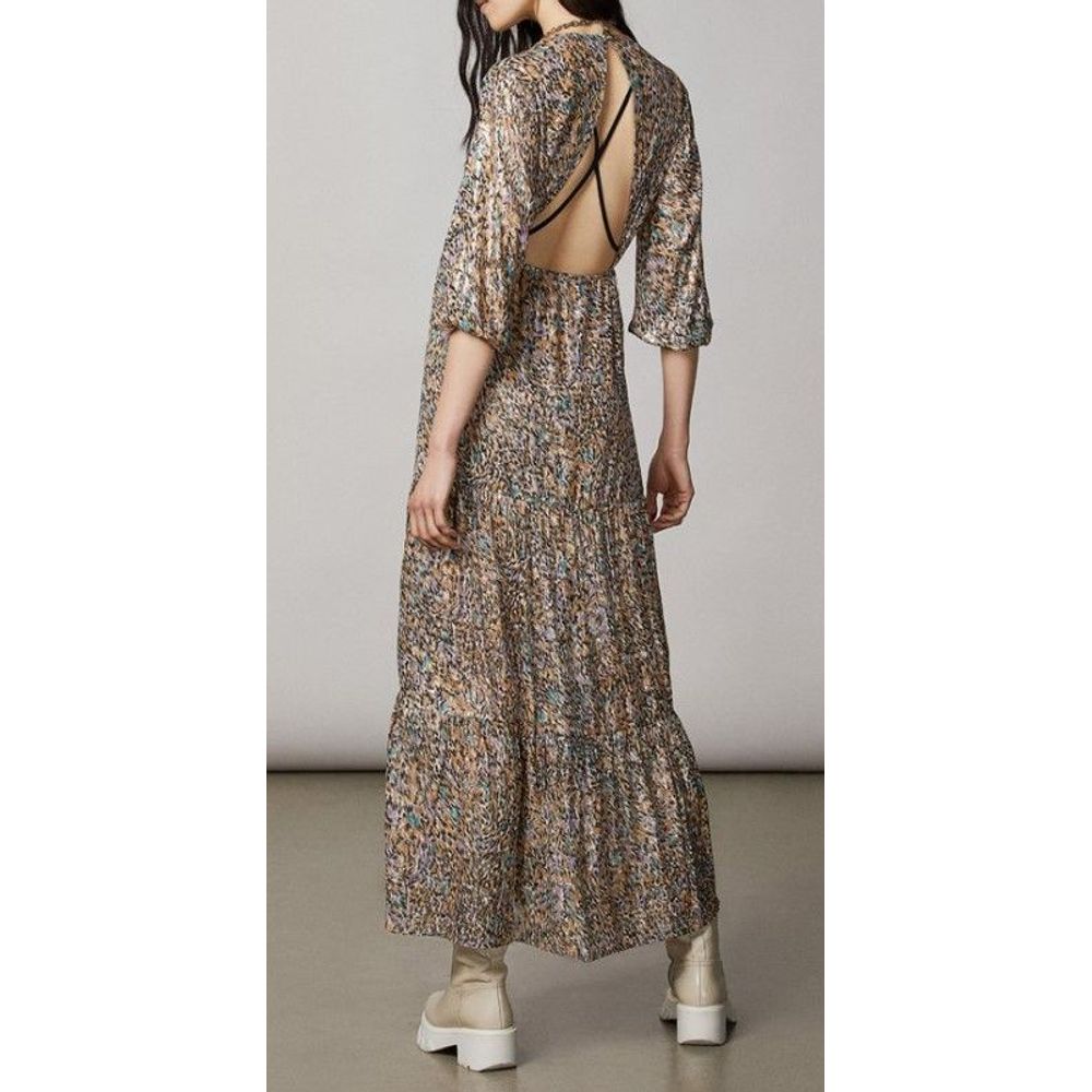 Experience the allure of the Patrizia Pepe Gold Silk Casual Dress, where artisanal elegance meets luxurious silk, perfect for those who embody sophistication and individuality.