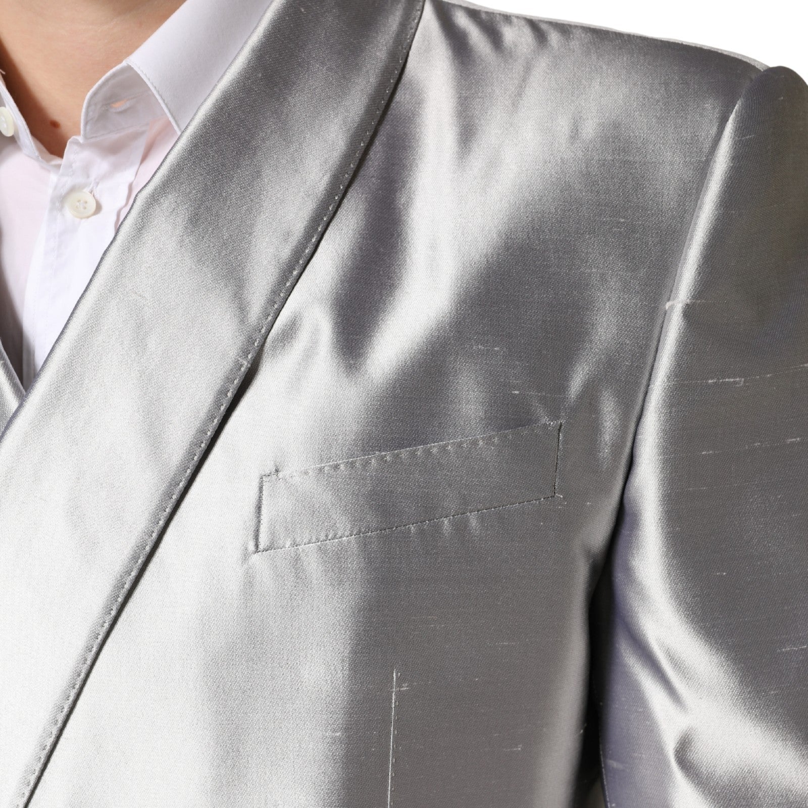 Experience the allure of the Dolce & Gabbana Silver SICILIA Silk Double Breasted Blazer, a masterpiece of Italian craftsmanship that embodies timeless elegance and sophistication.