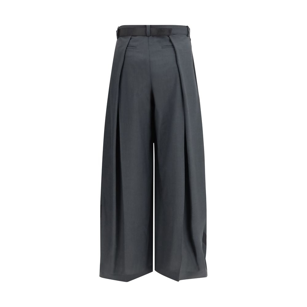 Elevate your wardrobe with Sacai Gray Polyester Casual Pants, a blend of luxurious materials and sophisticated design, perfect for the discerning individual.