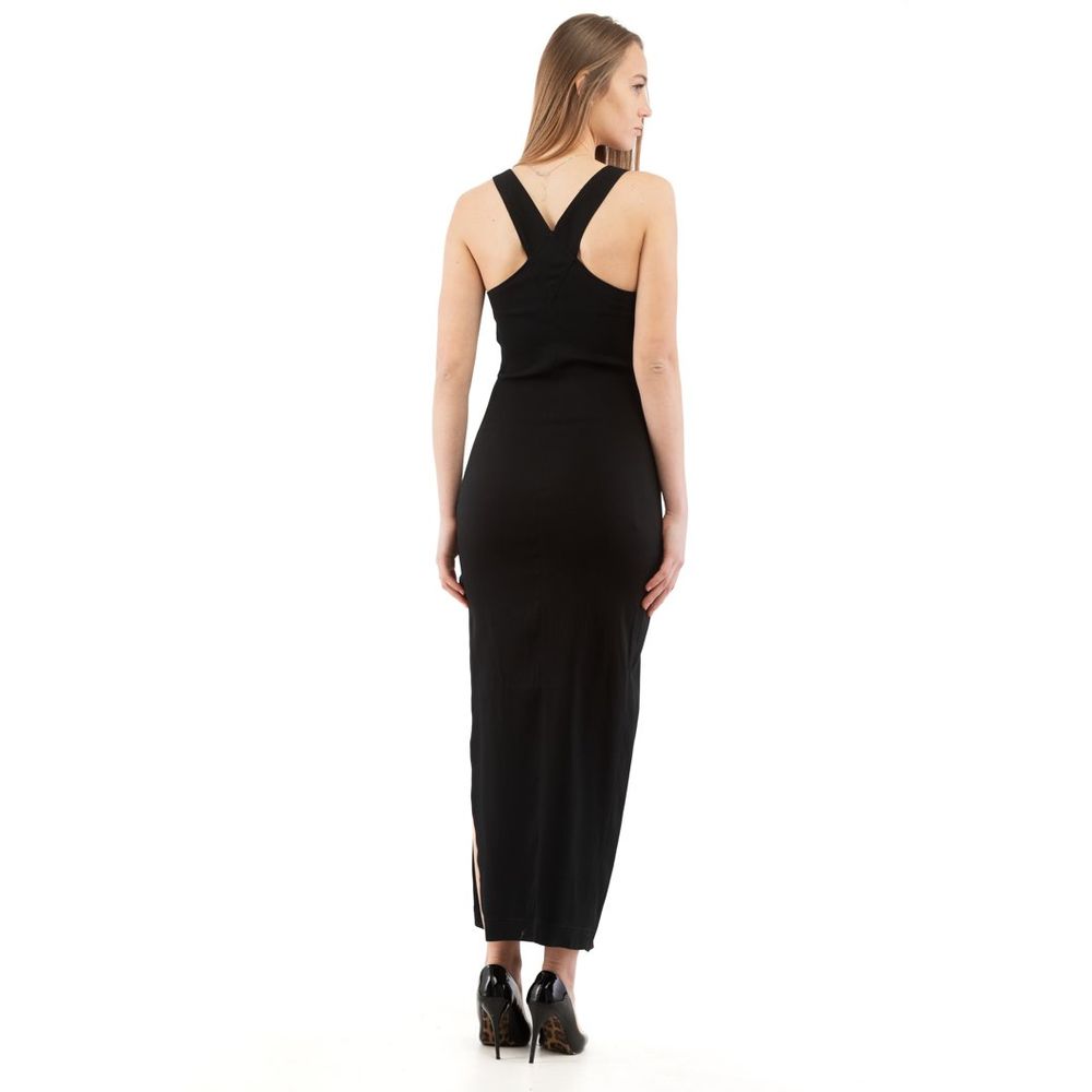 Discover the Moschino Black Marabou Casual Dress, a masterpiece of luxurious craftsmanship and timeless elegance, designed to elevate your style for any occasion.
