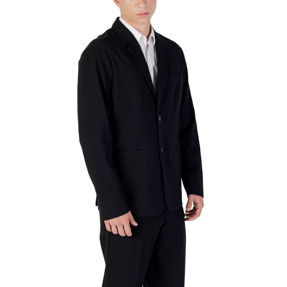 Discover the Armani Exchange Black Lyocell Blazer, a timeless blend of luxury and modern elegance, crafted from premium materials for the discerning individual.