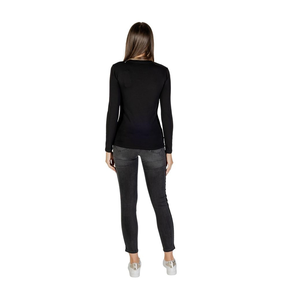 Elevate your wardrobe with the Armani Exchange Black Cotton T-Shirt, a luxurious blend of 95% cotton and 5% elastane, embodying sophistication and timeless elegance.