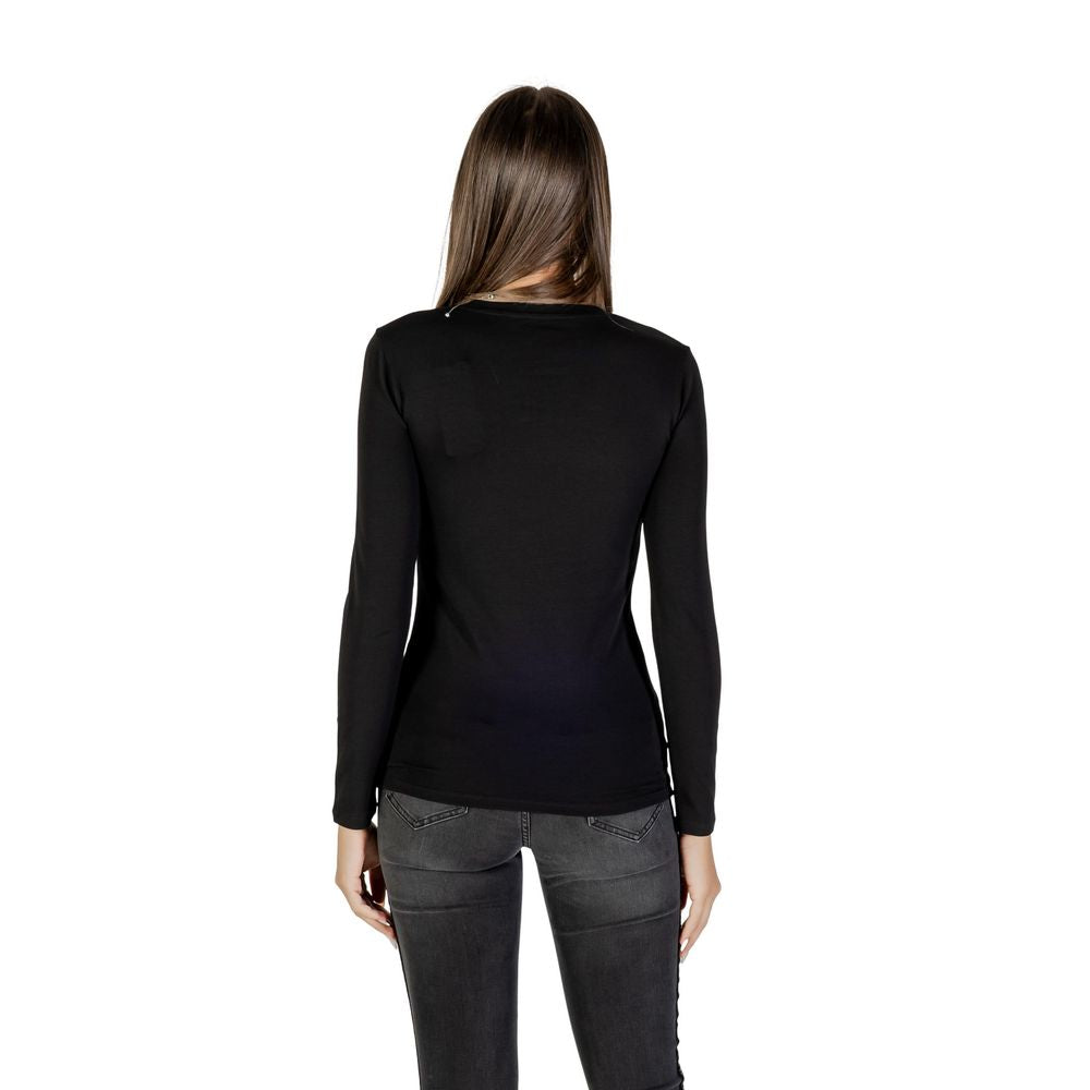 Discover the Armani Exchange Black Cotton T-Shirt, a luxurious blend of 95% cotton and 5% elastane, embodying sophistication and timeless elegance for any occasion.