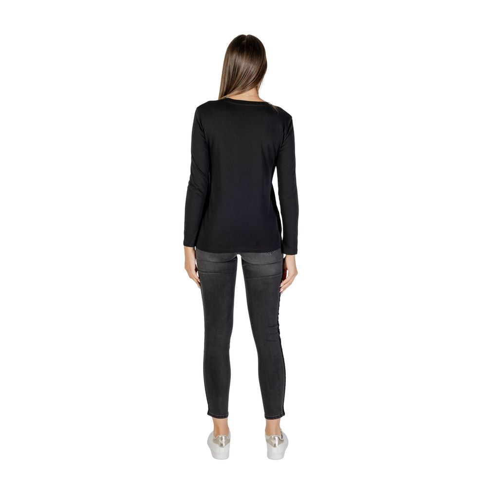 Elevate your wardrobe with the Armani Exchange Black Cotton Long Sleeve T-Shirt, a timeless blend of luxurious comfort and sophisticated style, perfect for any occasion.