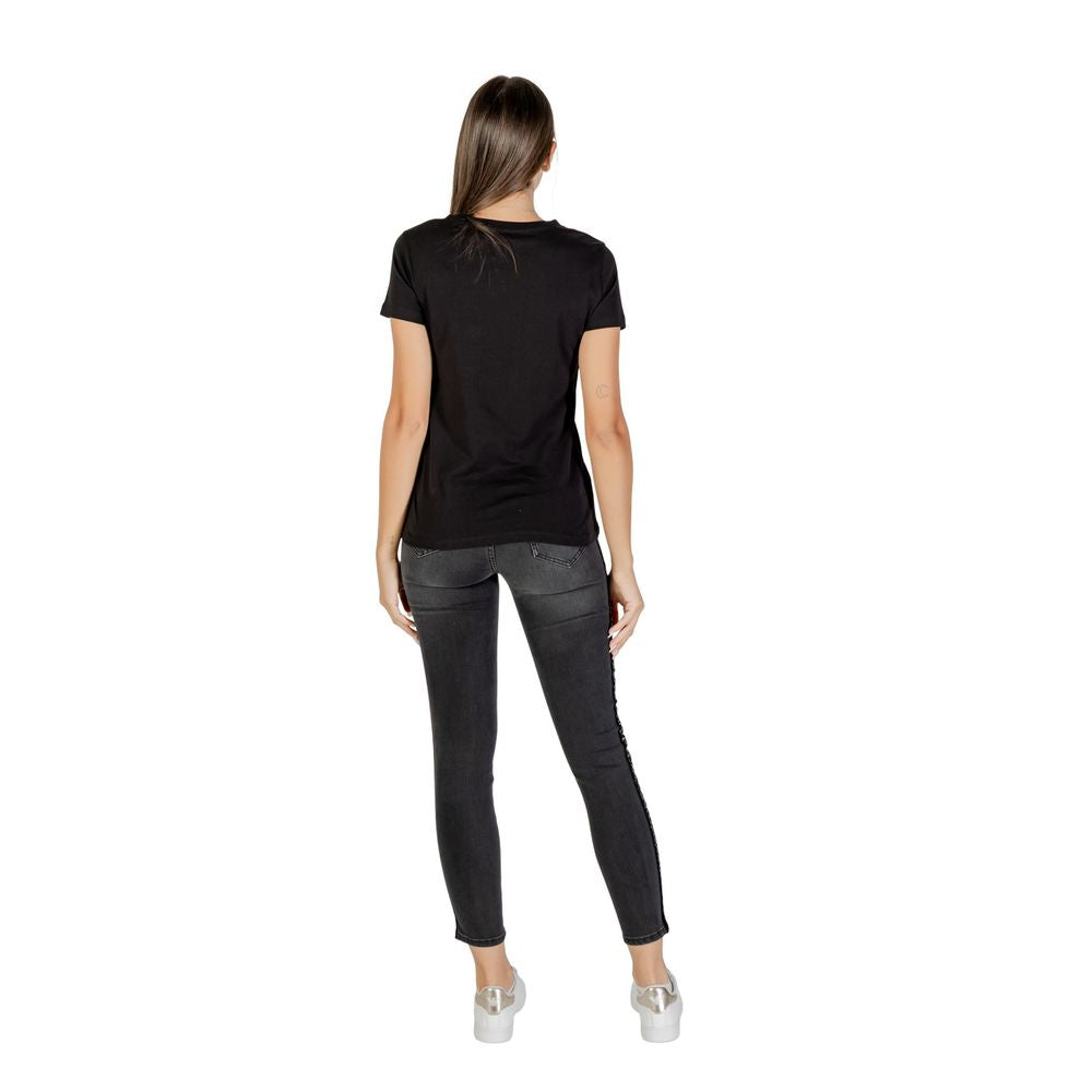 Discover the Armani Exchange Black Cotton T-Shirt, a luxurious staple crafted from 100% premium cotton, embodying timeless elegance and effortless sophistication.