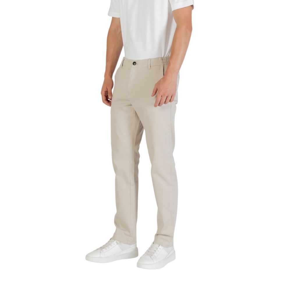 Elevate your wardrobe with the Hugo Boss Beige Polyester Casual Pants, crafted from luxurious 100% polyester, embodying timeless elegance and sophisticated versatility for every occasion.