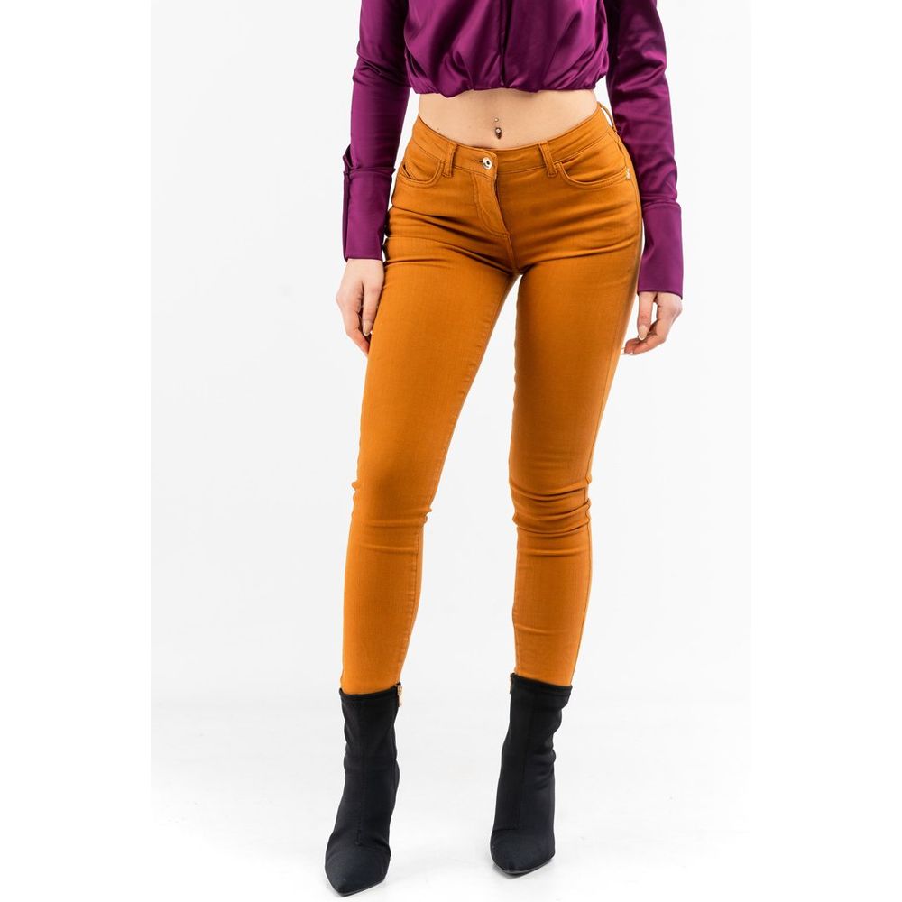 Indulge in the exquisite elegance of Patrizia Pepe's Spicy Brown Cotton Skinny Jeans, crafted from a luxurious cotton blend that embraces your silhouette with sophistication.