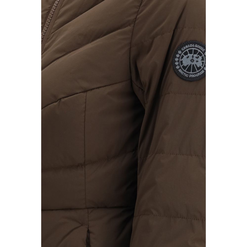 Indulge in the Canada Goose Brown Nylon Coat, crafted from luxurious Aira fabric, merging exquisite craftsmanship with a defined feminine silhouette for the discerning individual.