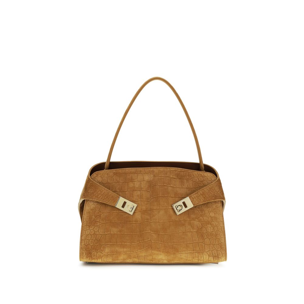 Elevate your style with the Ferragamo Beige Goatskin Shoulder Bag from SS26, a luxurious blend of exquisite craftsmanship and timeless elegance, perfect for any occasion.