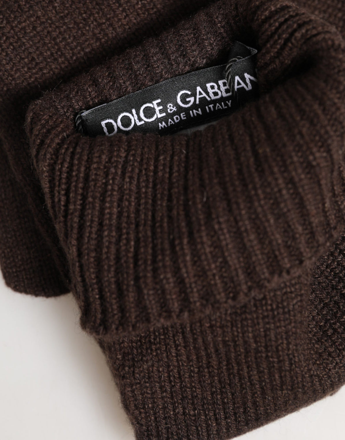 Discover the exquisite Dolce & Gabbana Brown Cashmere Knitted Elbow Length Mitten Gloves, where luxurious cashmere meets Italian craftsmanship, perfect for the discerning connoisseur.