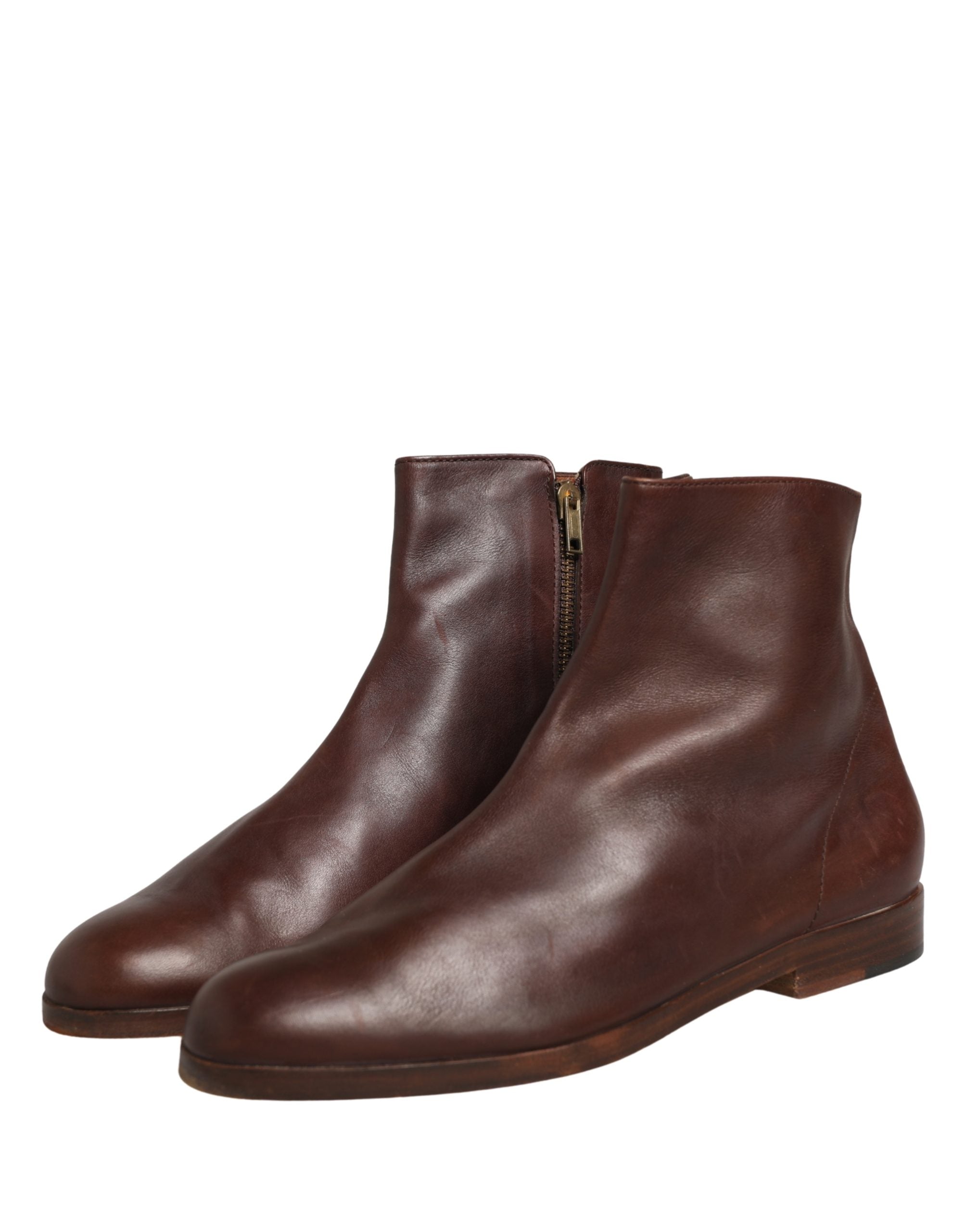 Experience the exquisite craftsmanship of Dolce & Gabbana's brown leather ankle boots, where timeless elegance meets modern sophistication for the discerning individual.