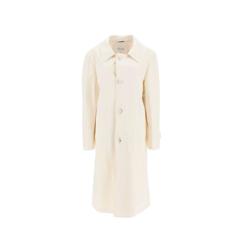 Elevate your wardrobe with the Maison Margiela White Cotton Coat, a masterpiece of Italian craftsmanship that embodies timeless elegance and sophisticated allure.