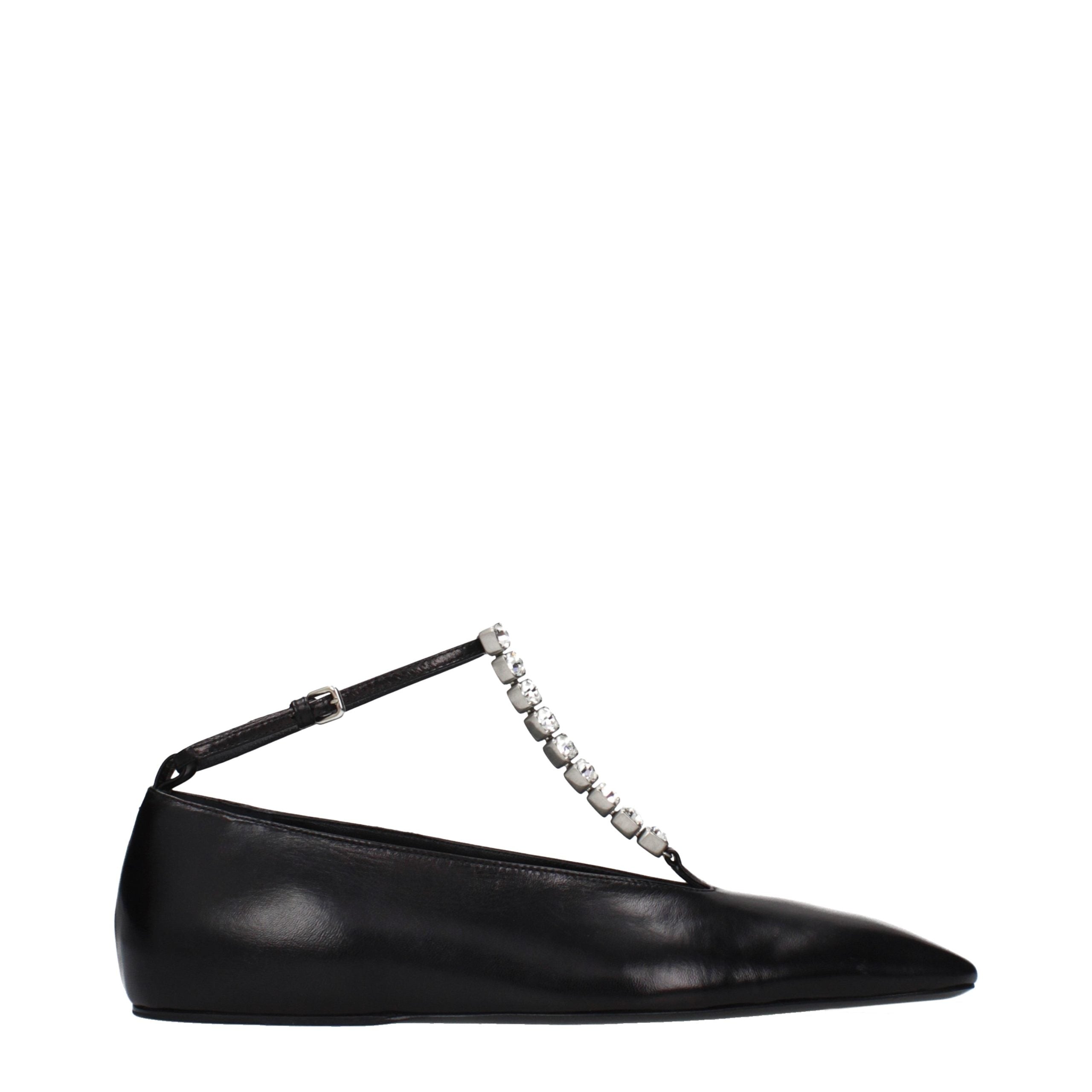 Experience the exquisite Jil Sander Black Leather Ballet Flats, where artisanal craftsmanship meets timeless elegance, perfect for elevating any luxe wardrobe.
