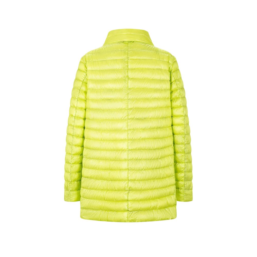 Discover the Herno Bicolor Polyamide Coat, a masterpiece of Italian craftsmanship, featuring luxurious goose down padding and a sophisticated silhouette for the discerning individual.