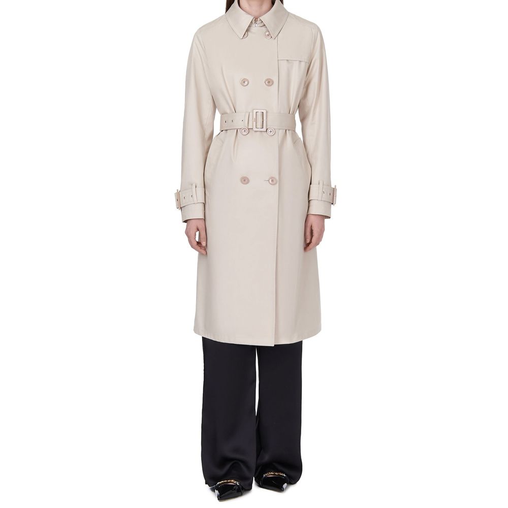 Discover the Herno White Cotton Coat, a masterpiece of Italian craftsmanship, blending elegance and sophistication for the discerning individual.