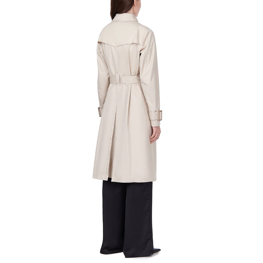 Discover the Herno White Cotton Coat, a masterpiece of Italian craftsmanship, blending elegance and sophistication for the discerning individual.