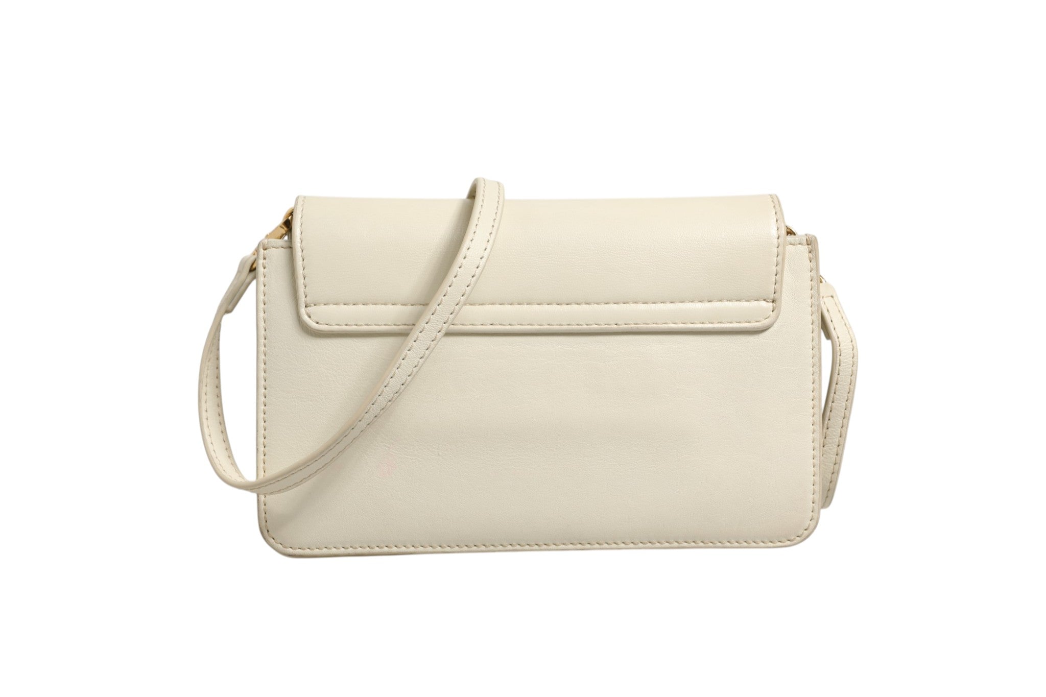 Discover the Chloé Drew Bijou Leather Clutch Small, a timeless blend of elegance and charm, crafted for those who appreciate luxury and sophistication in every detail.
