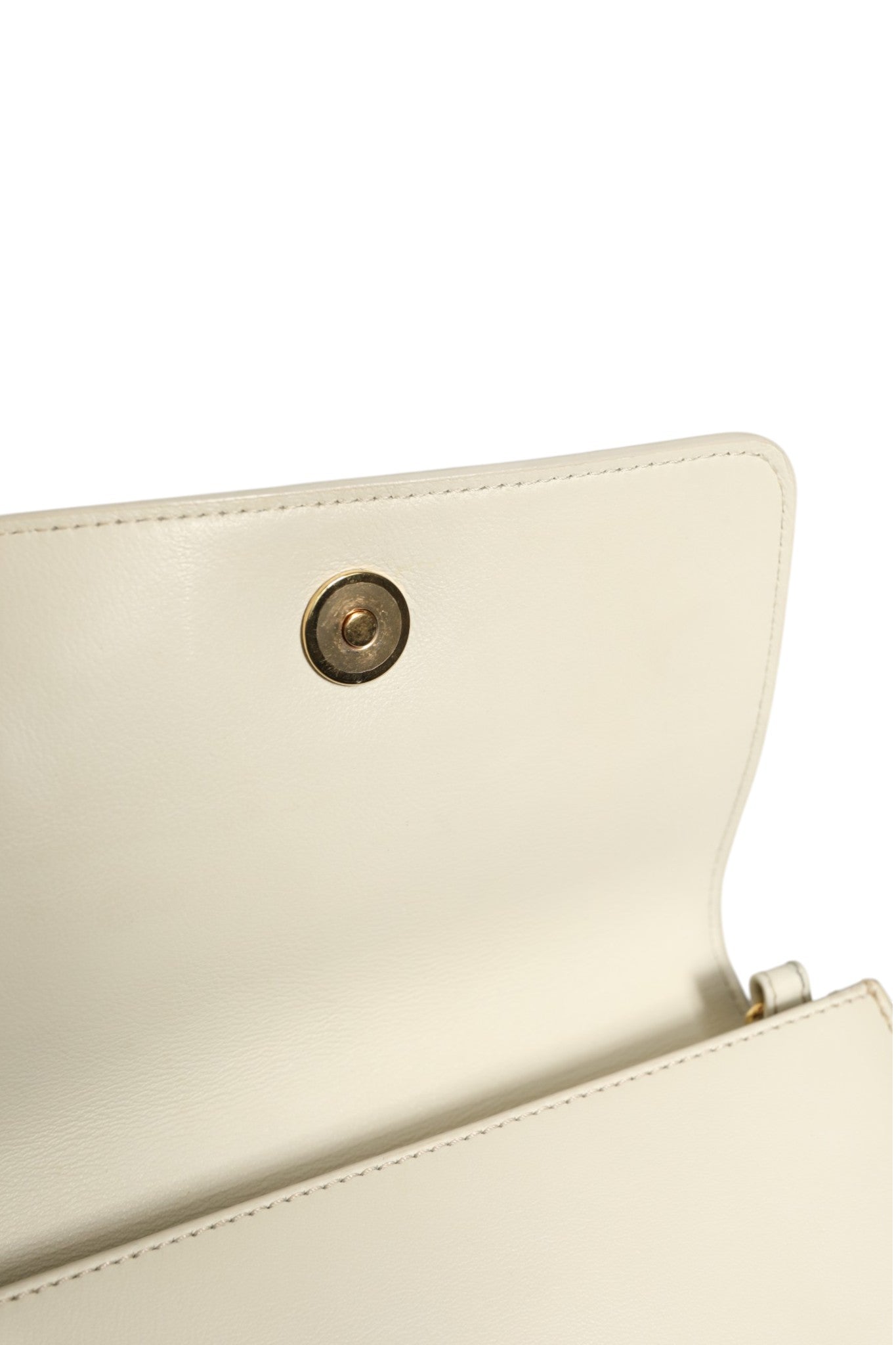 Discover the Chloé Drew Bijou Leather Clutch Small, a timeless accessory that embodies elegance and sophistication, perfect for the discerning individual who appreciates luxury.