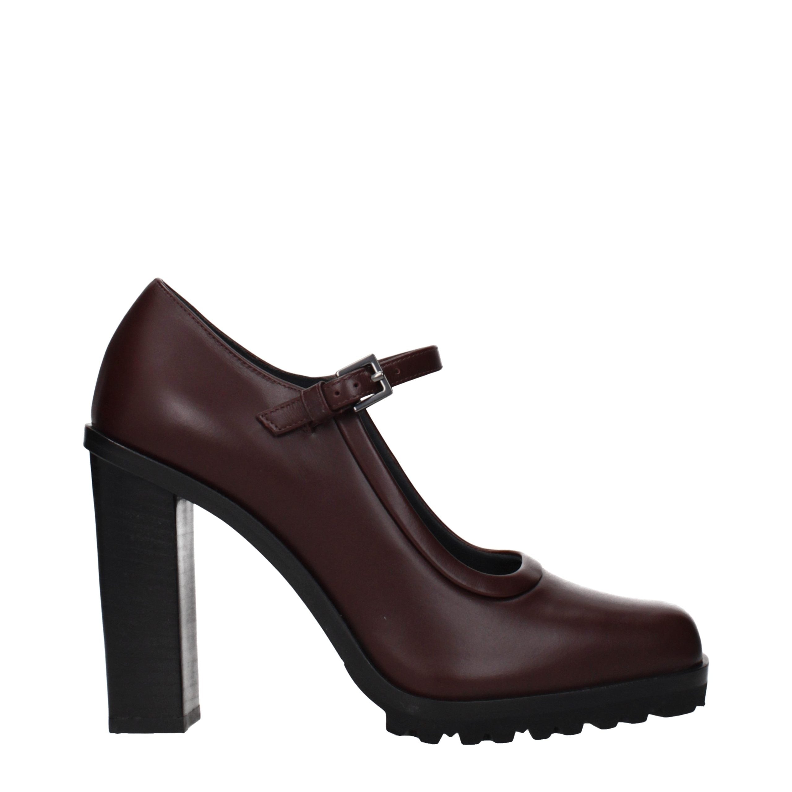 Experience the allure of Max Mara Brown Leather High Heel Pumps, where exquisite Italian craftsmanship meets vintage elegance, elevating your sophisticated wardrobe.