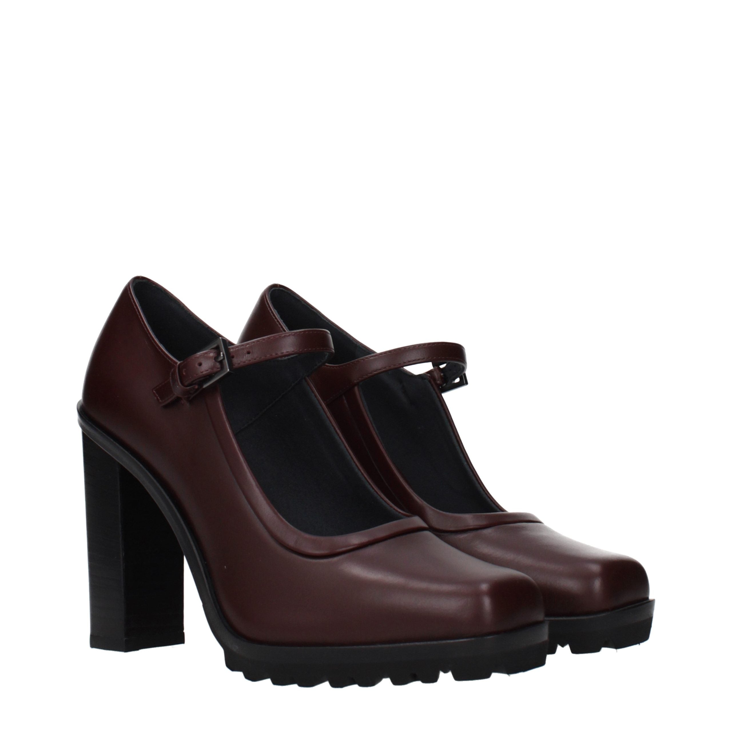 Discover the Max Mara Brown Leather High Heel Pumps, where exquisite Italian craftsmanship meets vintage elegance, perfect for elevating your sophisticated wardrobe.