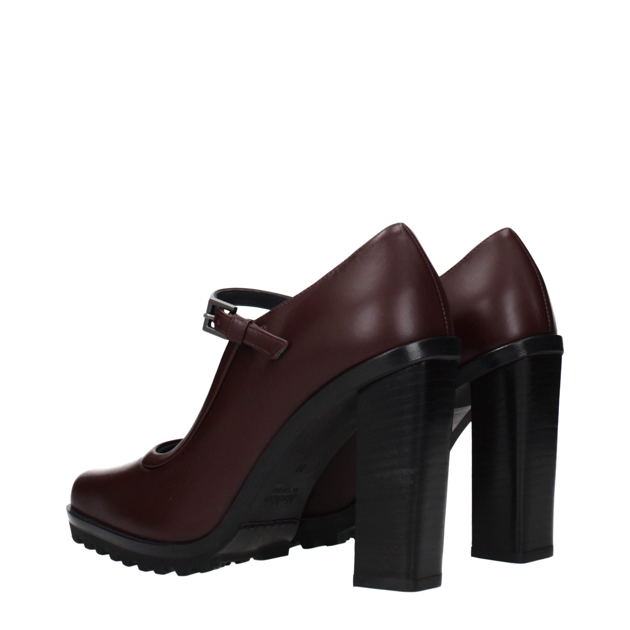 Step into timeless elegance with Max Mara Brown Leather High Heel Pumps, where exquisite Italian craftsmanship meets vintage allure, perfect for any sophisticated wardrobe.