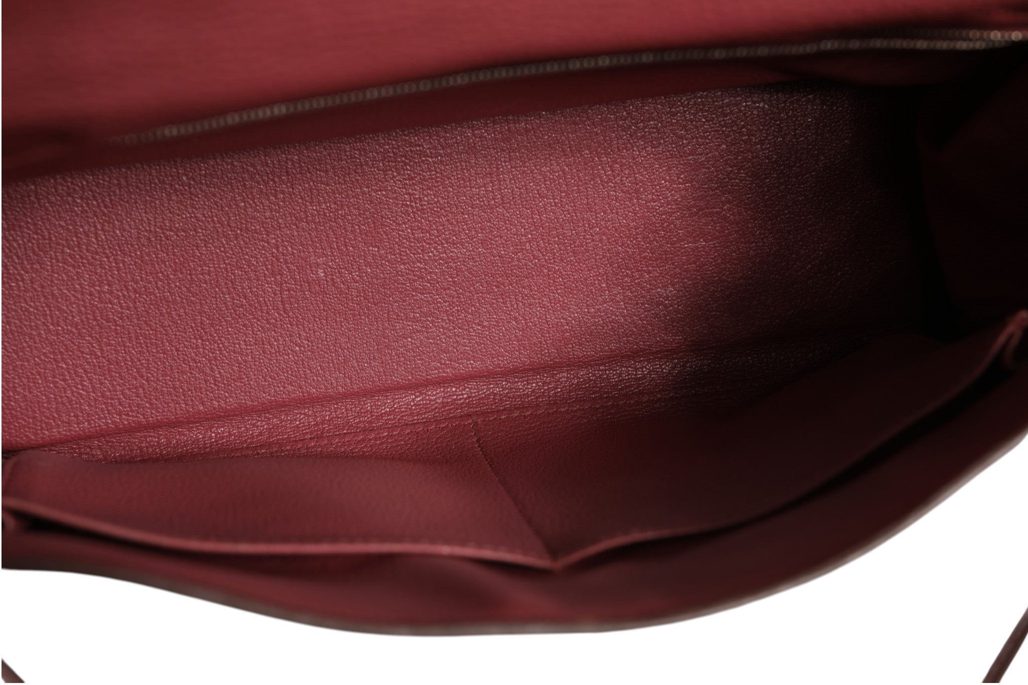 Discover the Hermès Kelly 32 in Rouge H Togo, a masterpiece of luxury craftsmanship that elevates every occasion with its exquisite design and timeless elegance.
