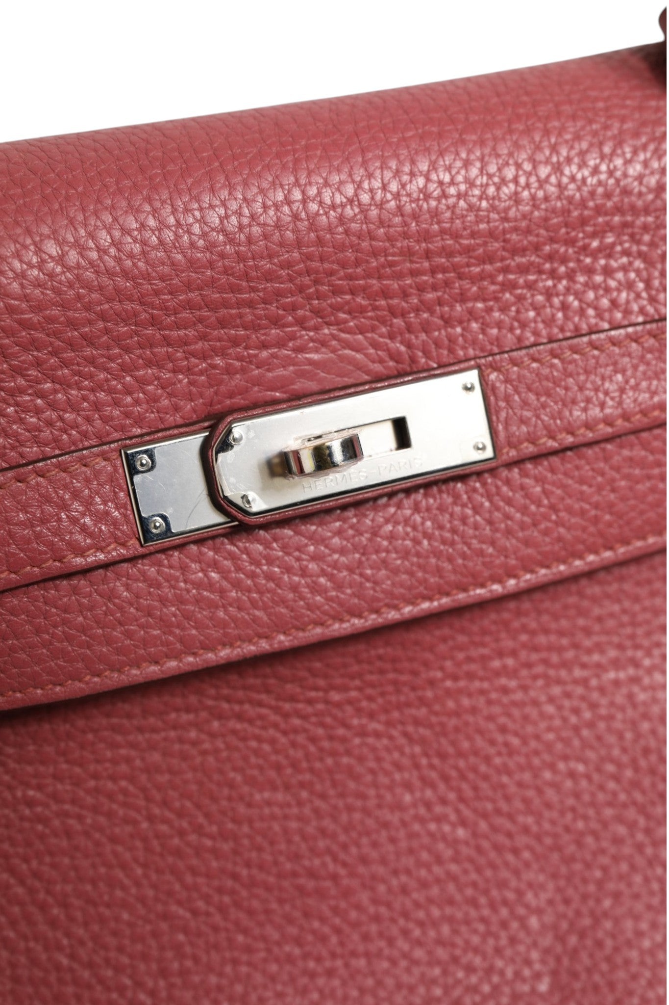 Discover the Hermès Kelly 32 in Rouge H Togo, a masterpiece of luxury craftsmanship that embodies timeless elegance and sophistication for any occasion.