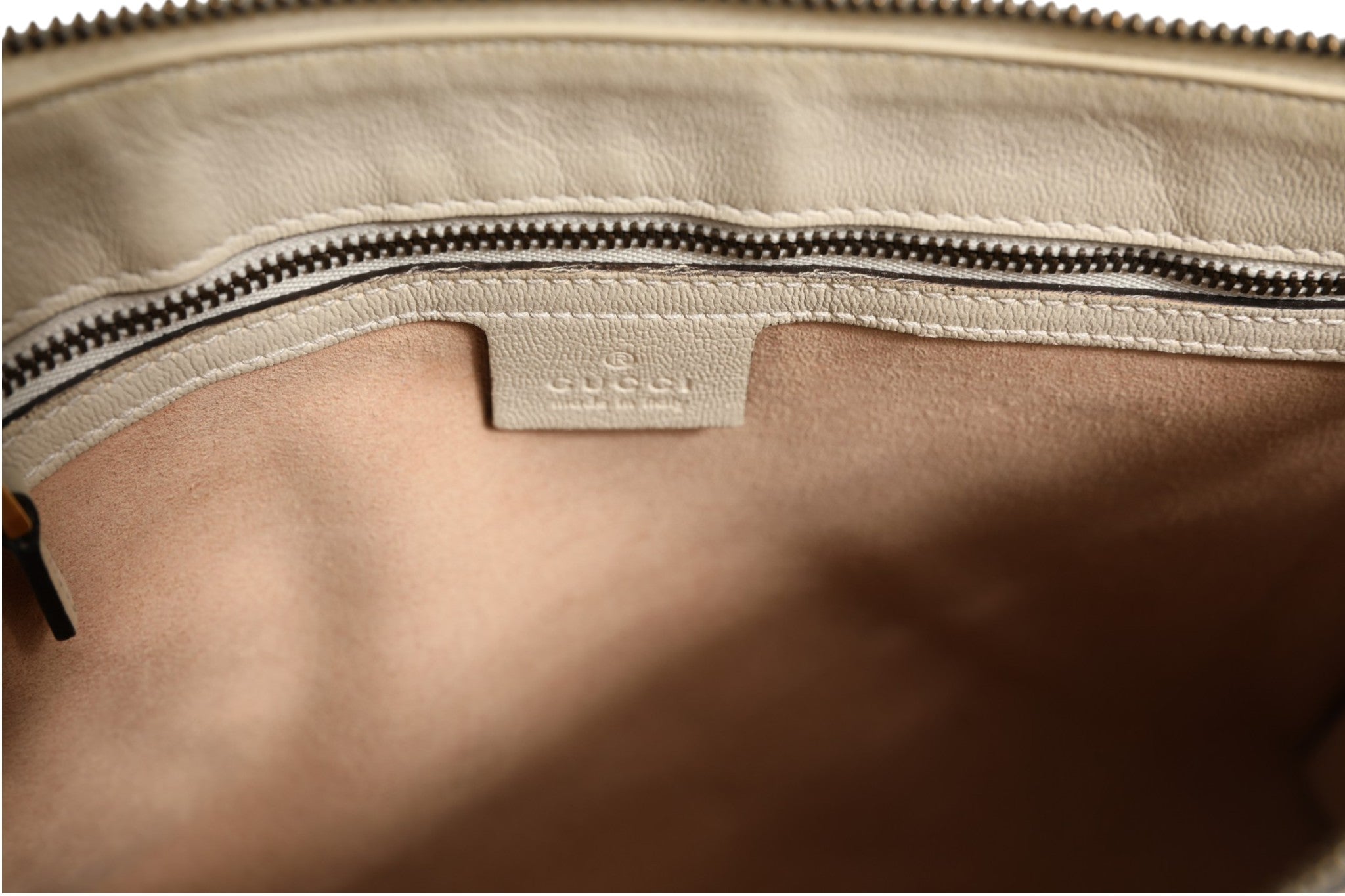 Discover the Gucci Arli Small Crossbody Bag, an exquisite blend of off-white leather and refined craftsmanship, perfect for those who embrace timeless luxury and elegance.