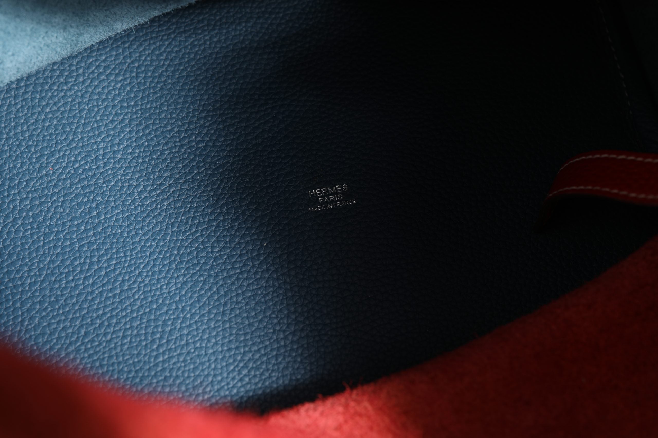 Discover the Hermès Picotin Lock 22 Bicolor Clemence, a luxurious blend of premium leather and exquisite craftsmanship, perfect for elevating your style.