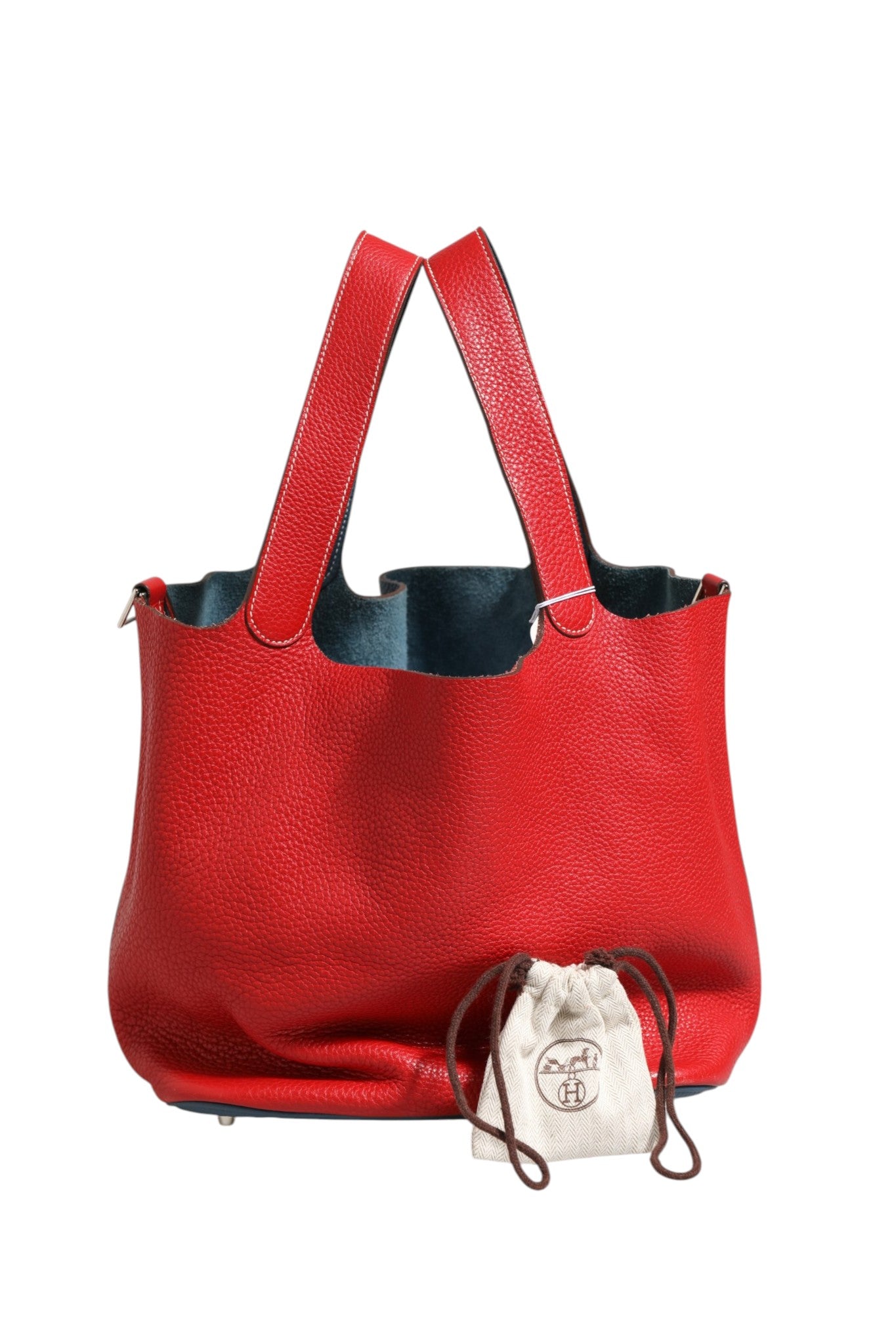 Discover the Hermès Picotin Lock 22 Bicolor Clemence, a luxurious blend of premium leather and exquisite craftsmanship, perfect for the discerning connoisseur.