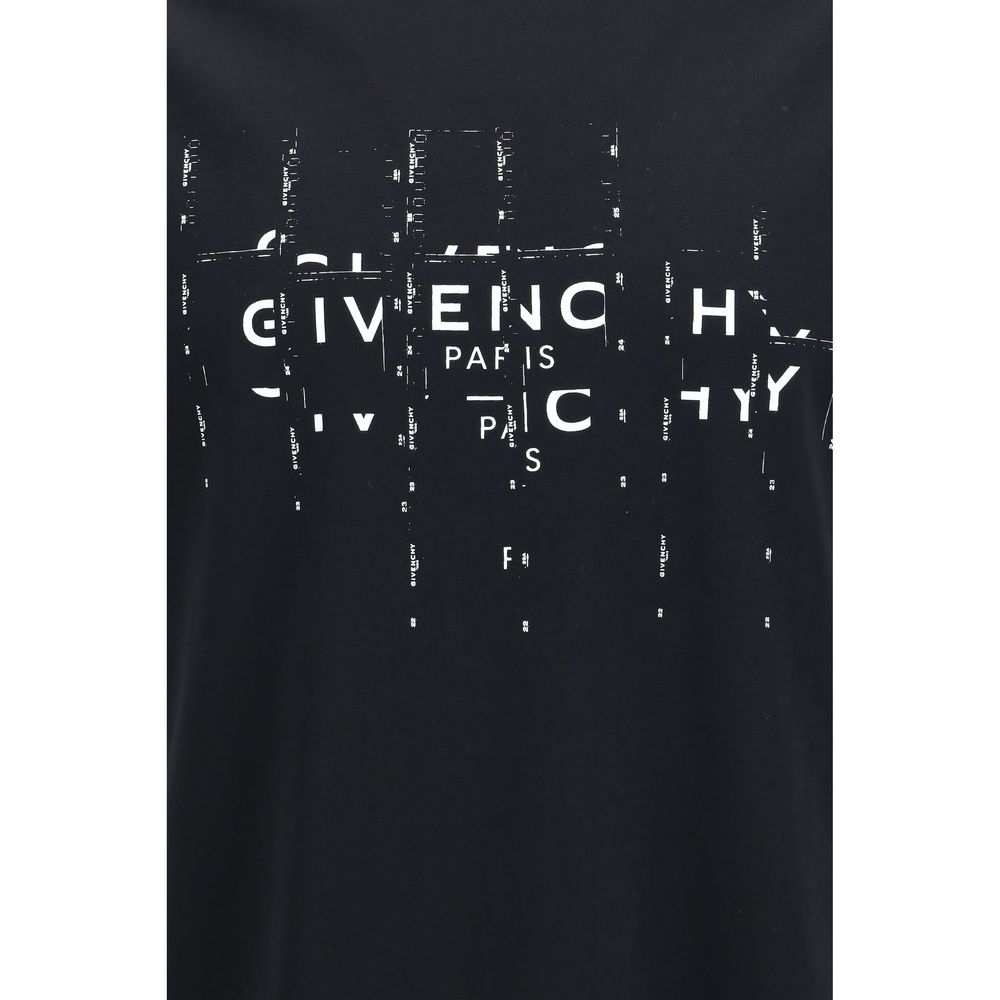 Discover the Givenchy Black Cotton T-Shirt, a masterpiece of luxurious cotton poplin, blending timeless elegance with modern artistry for the discerning individual.