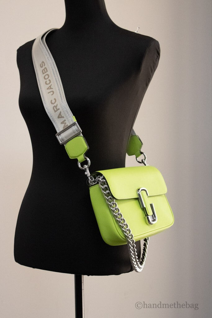 Discover the Marc Jacobs Womens The J Marc Shoulder Bag in Green Glow, a masterpiece of premium leather and exquisite design, perfect for elevating any ensemble.