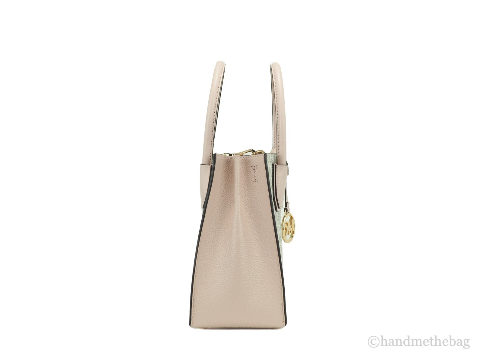 Indulge in the elegance of the MICHAEL KORS Mercer Medium Logo and Leather Accordion Crossbody Bag, where exquisite craftsmanship meets luxurious design for the discerning individual.