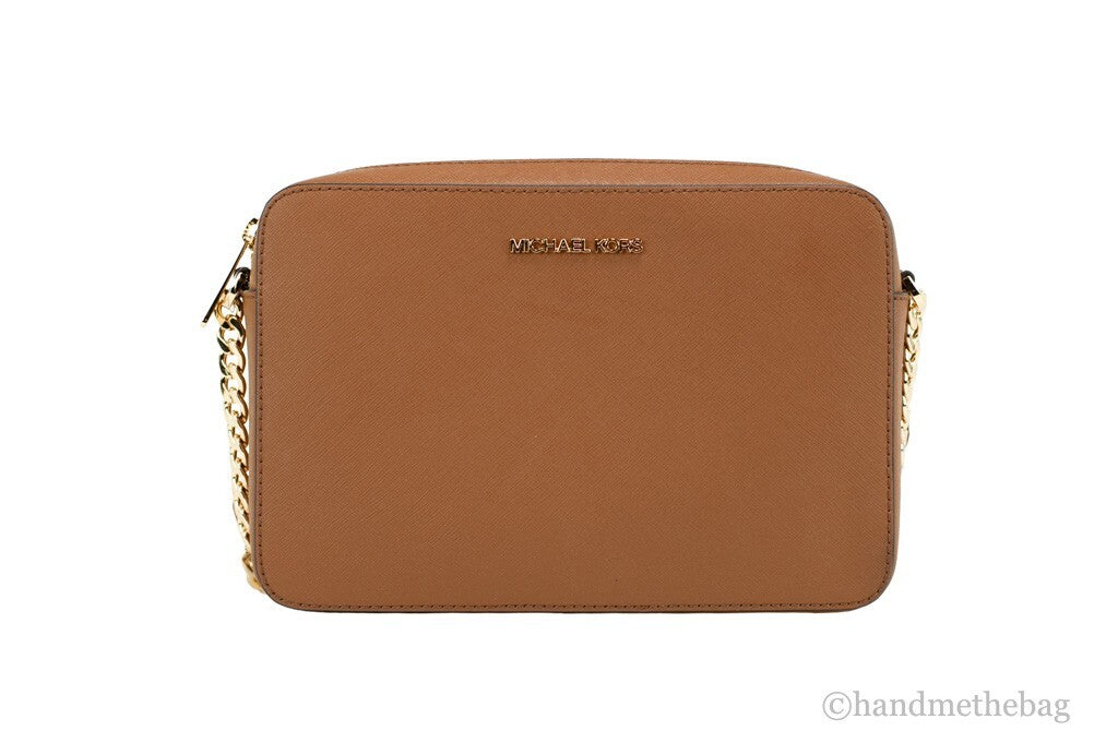 Elevate your style with the Michael Kors Saffiano Leather Crossbody Bag from the Jet Set collection, a luxurious blend of exquisite craftsmanship and timeless elegance.