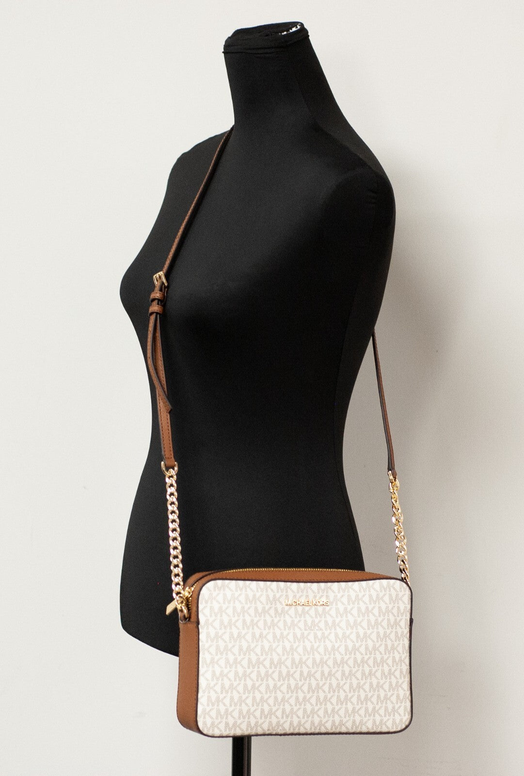 Indulge in the elegance of the Michael Kors Jet Set Large East West Crossbody Handbag, crafted in Italy with luxurious materials for the discerning individual.