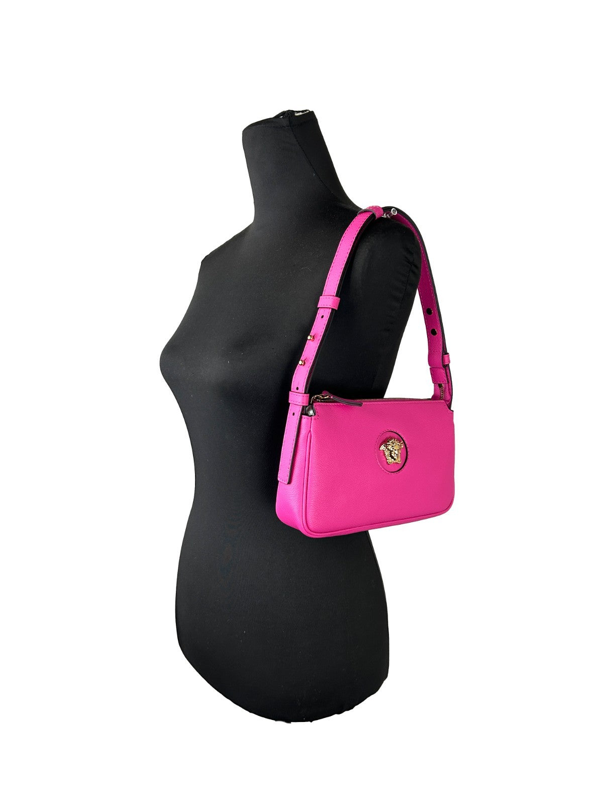 Experience the allure of the Versace La Medusa Vitello Shoulder Bag, a masterpiece of Italian craftsmanship in luxurious Vitello leather, perfect for those who embrace refined elegance.