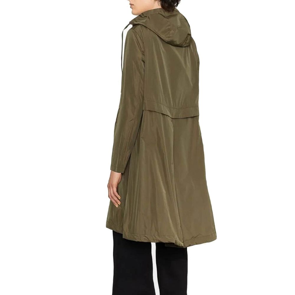Discover the Herno Bicolor Polyester Coat, a masterpiece of Italian craftsmanship, blending elegance with functionality for the discerning individual.