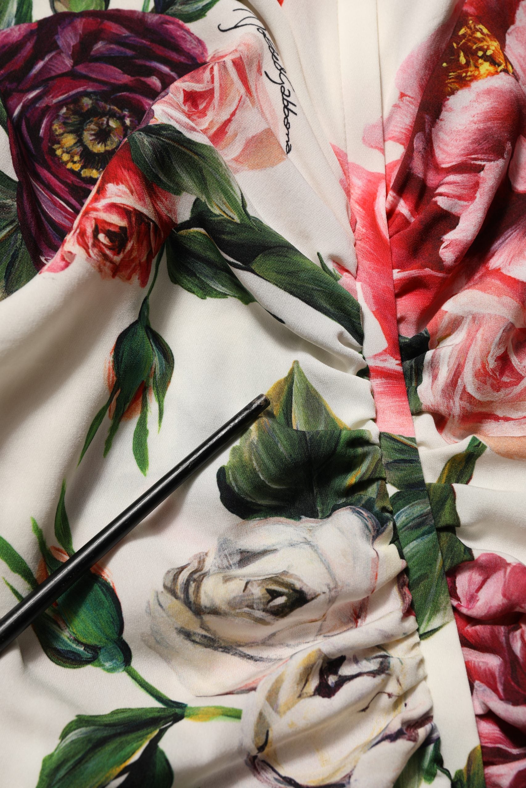 Experience the exquisite allure of the Dolce & Gabbana White Floral Sheath Mini Dress, crafted from luxurious silk for timeless elegance and refined sophistication.