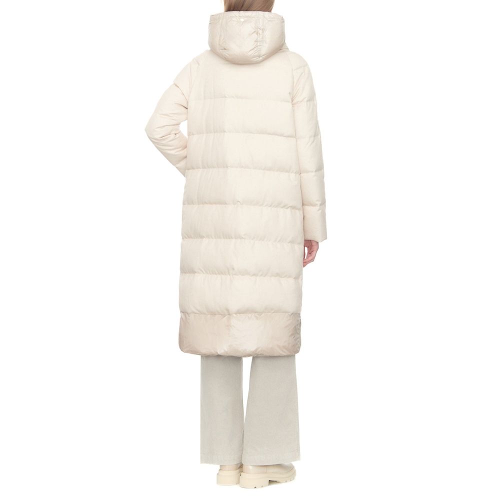 Indulge in the exquisite Herno White Cashmere Coat, a luxurious blend of cashmere and silk, showcasing Italian craftsmanship and timeless elegance for the discerning individual.