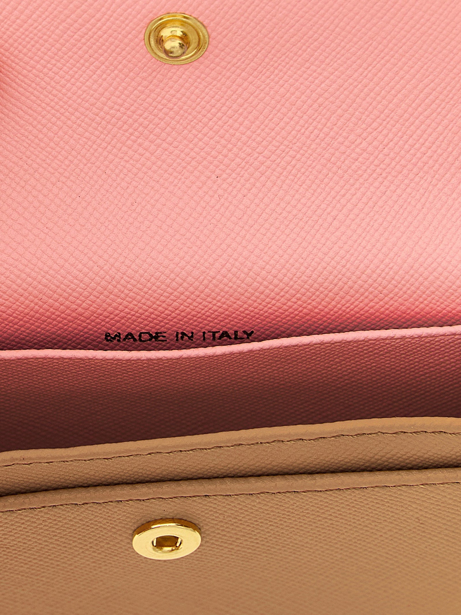 Discover the Marni Multicolor Calfskin Cardholder, an artisanal luxury accessory crafted from premium calfskin leather, embodying sophistication and timeless elegance.