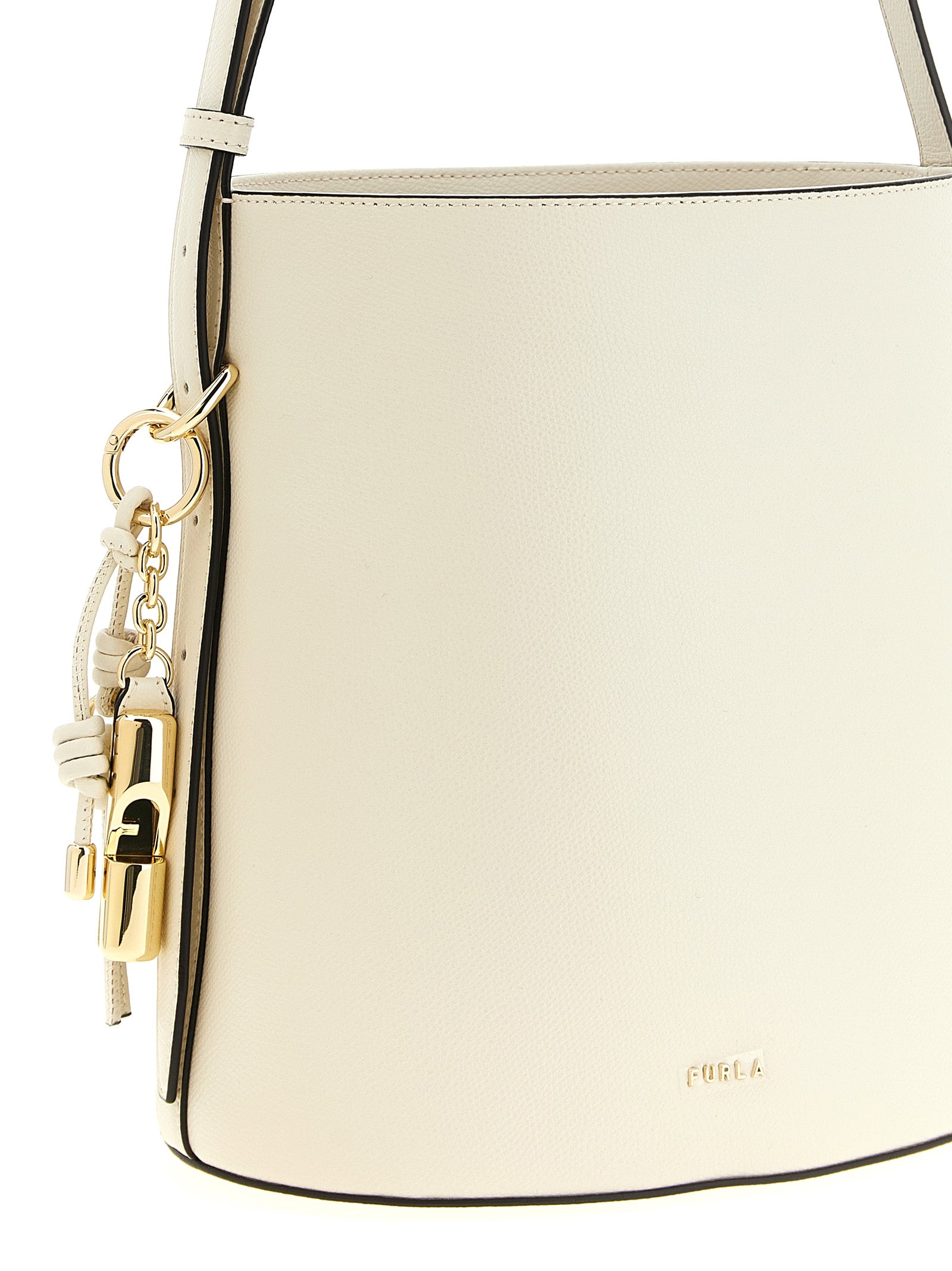 Experience the epitome of luxury with the Furla Small ‘Roxie’ bucket bag, crafted from premium calfskin leather, blending sophistication and versatility for every occasion.