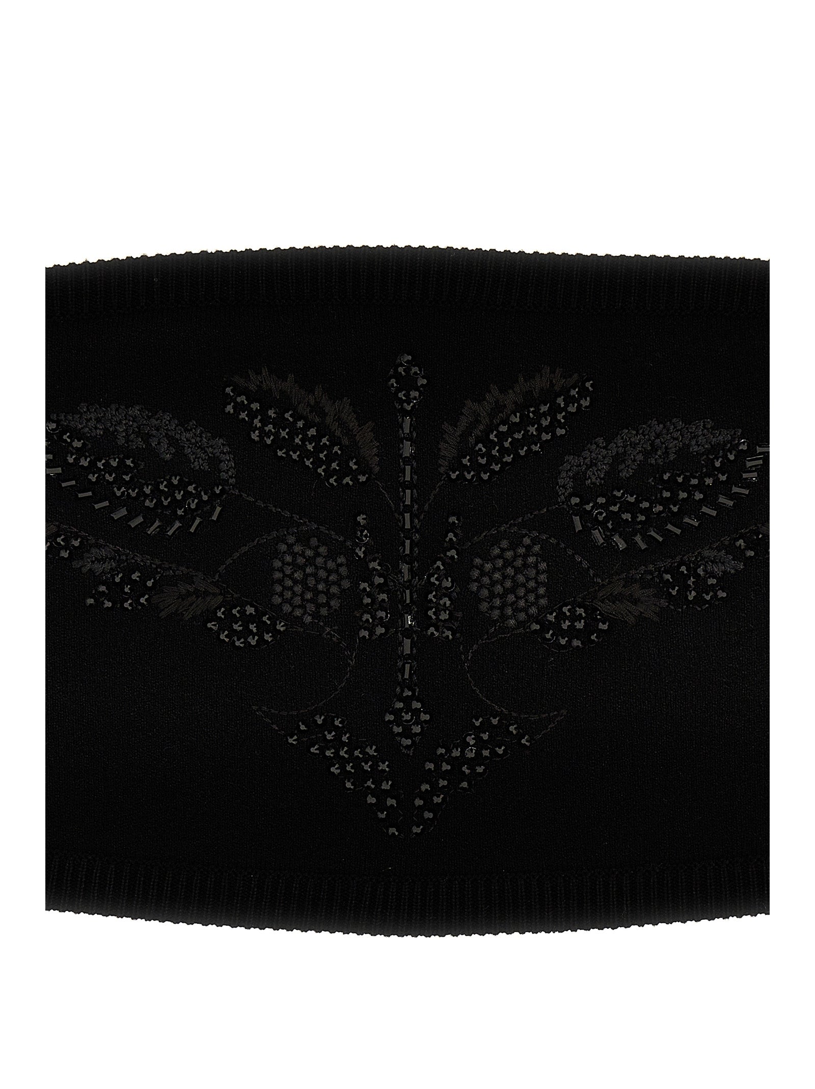 Indulge in the MAX MARA ‘Comune’ bandeau top, a blend of exquisite viscose and polyester, showcasing Italian craftsmanship and timeless elegance for the discerning individual.