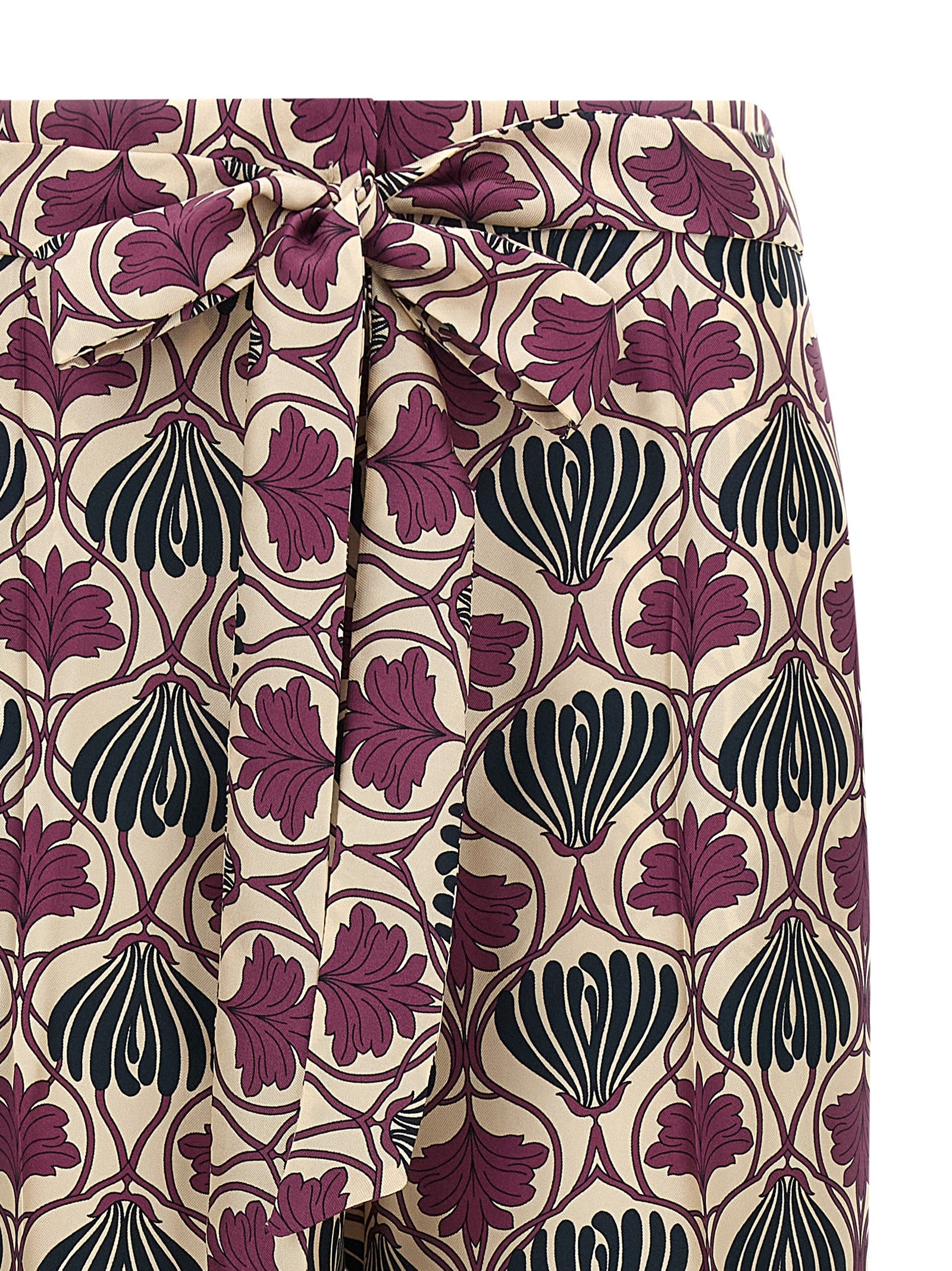 Elevate your style with Max Mara's Purple Silk Casual Pants, a luxurious blend of elegance and versatility, perfect for the discerning individual who appreciates refined sophistication.