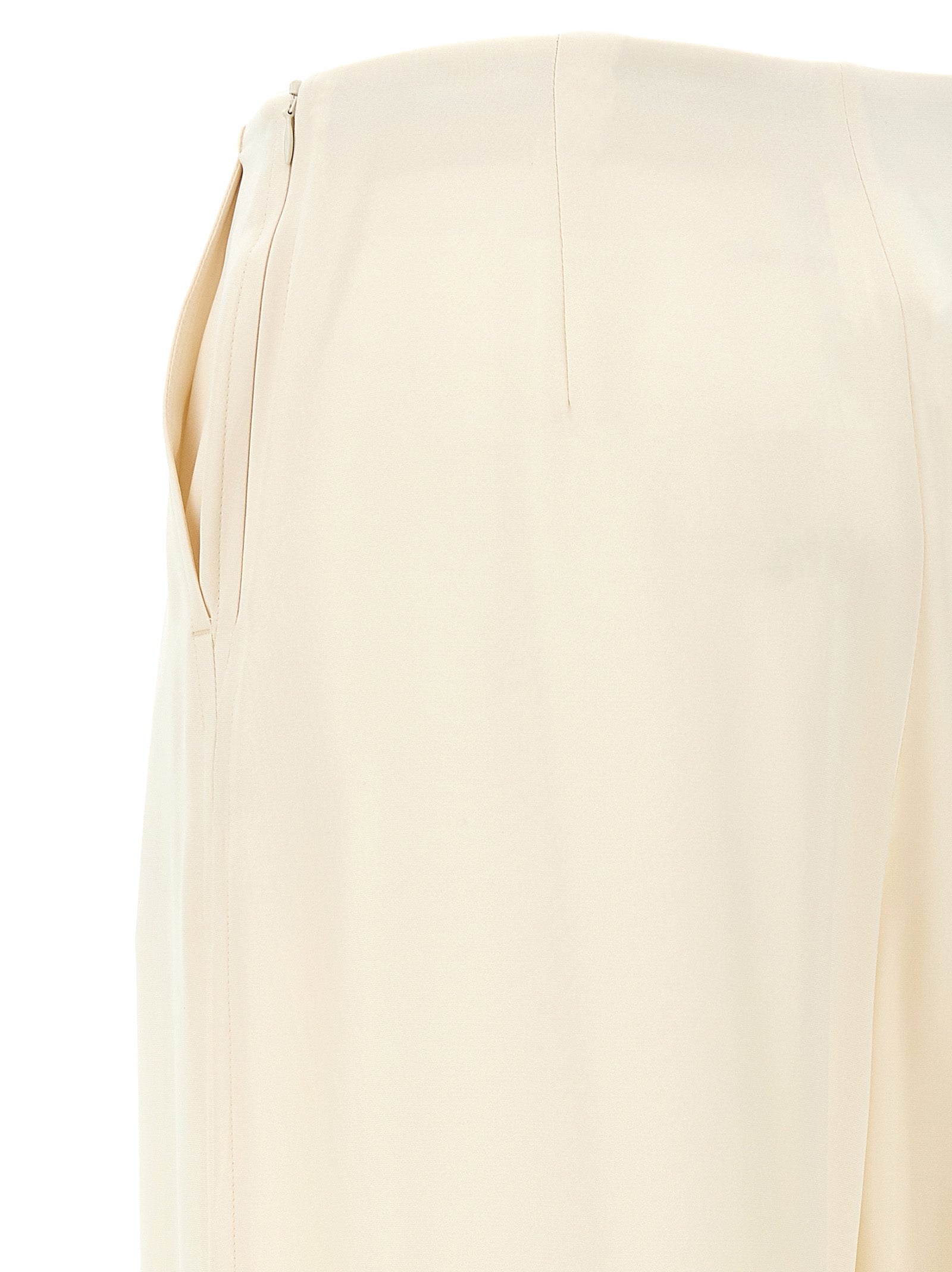 Experience the artisanal elegance of Max Mara's White Silk Casual Pants, crafted from luxurious silk and elastane for timeless sophistication and effortless allure.