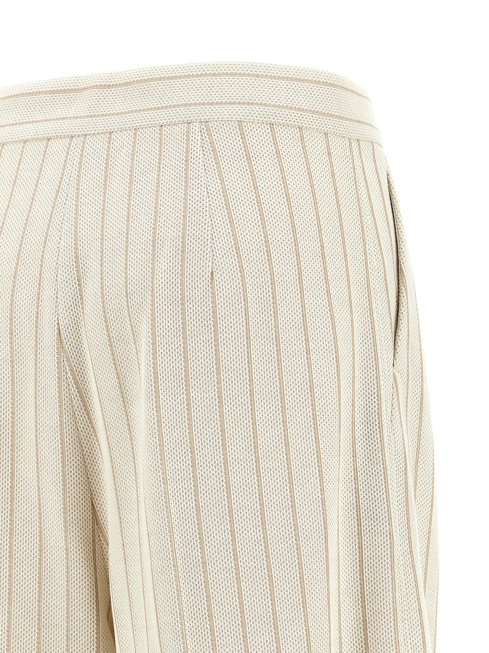 Discover the elegance of Max Mara White Cotton Casual Pants, crafted from luxurious 100% cotton, embodying sophistication and timeless style for the discerning wardrobe.