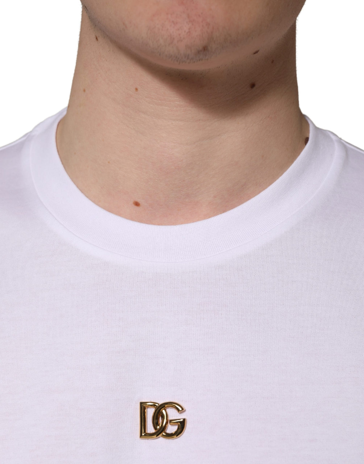 Indulge in the exquisite craftsmanship of the Dolce & Gabbana White Metal DG Logo Cotton Short Sleeves T-shirt, a timeless piece that embodies luxury and sophistication.