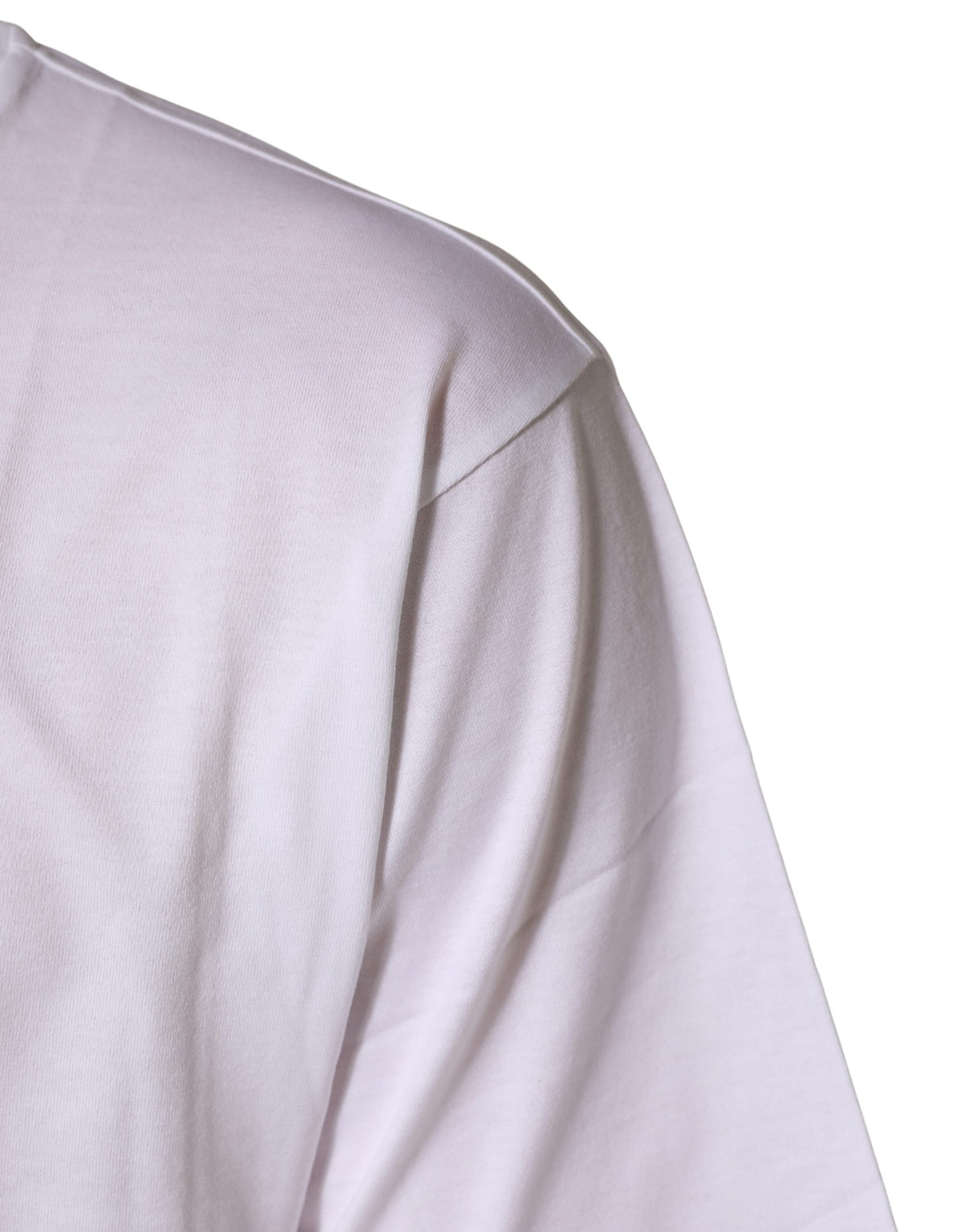 Experience the exquisite allure of the Dolce & Gabbana White Metal DG Logo Cotton Short Sleeves T-shirt, a testament to Italian craftsmanship and timeless elegance.